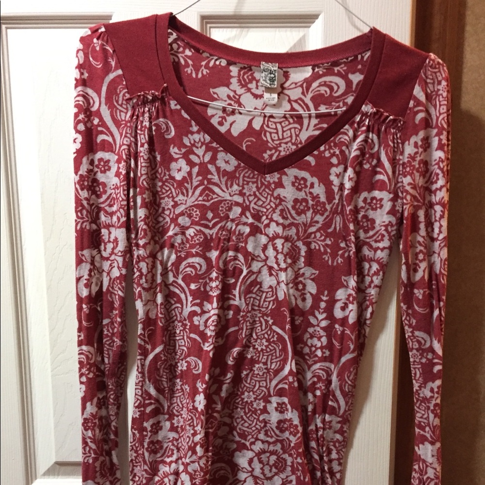 Pretty red & white top.